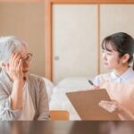 高齢者と話す看護師