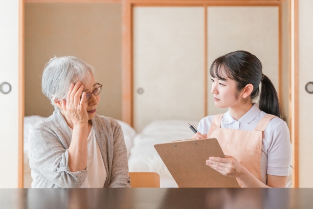 高齢者と話す看護師